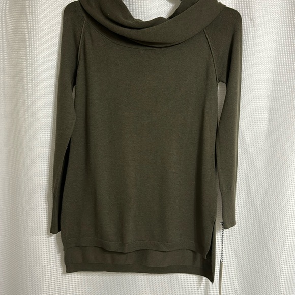 NWT Army green sweater, wear your heart on your sleeve. Size M - Picture 1 of 6